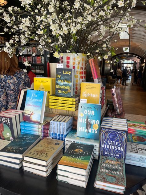 Bookstore Flower Shop, Flower Book Cafe, Flower Coffee Book Shop, Flower And Book Shop, Flower Store Aesthetic, Book Shopping Aesthetic, Book Shop Aesthetic, Aesthetic Book Store, Stores Aesthetic