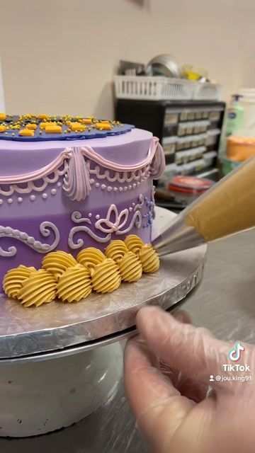 Simple Tangled Cake, Tangled Birthday Cake Aesthetic, Simple Rapunzel Cake, Tangled Rapunzel Cupcakes, Rapunzel Inspired Cake, Tangled Inspired Cake, Rapunzel Theme Cake, Tangled Birthday Cake Simple, Simple Disney Cake