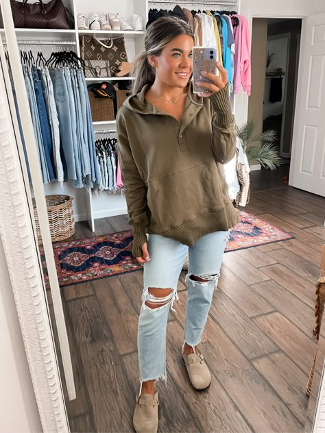 Sweater With Sandals Outfit, Cute Winter Outfits 2023 Women, Womens Mom Jeans Outfit, Women’s Cute Casual Outfits, Mom Jeans With Clogs, Womens Clogs Outfit, Women’s Birkenstock Clogs, Mommy Fall Outfits, Fall 2024 College Outfits