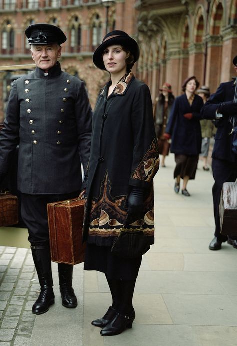 Edith arrives at King's Cross station in London, to be greeted to her surprise by Michael Gregson, February 1922. 1920s London Fashion, Downton Abby Fashion, Downton Abbey Fashion Inspiration, Lady Edith Crawley, Downton Abbey Dresses Season 1, Downton Abbey Clothes, Downton Abbey Fashion Season 1, Downtown Abbey Fashion, Dress Pattern Vintage