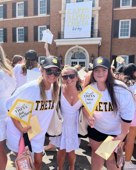 Theta Bid Day, Sorority Merch Ideas, Sorority Merch, Kappa Alpha Theta, Sorority Apparel, Sorority Outfits, Merch Ideas, University College, Freshman Year