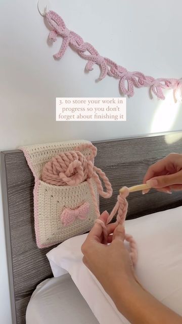 Crochet Corner In Room, Dorm Room Crochet Ideas, Crochet Office Desk Decor, Bow Garland Crochet, Crochet Desk Decor, Crochet Desk Accessories, Crochet Room Decor, Crochet Room, Bed Organiser