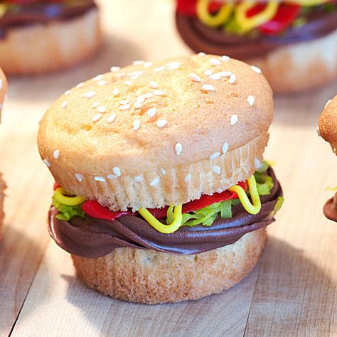 cupcake cheeseburgers! BRILLIANT! Cupcake Receptek, Burger Cupcakes, Hamburger Cupcakes, Juicy Lucy Burger, Dessert Oreo, Torte Cupcake, Think Food, Cupcake Cake, Cupcake Recipes