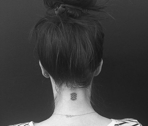 ojo tatuaje Nape Tattoo, Tattoo Son, Girl Neck Tattoos, Unique Small Tattoo, Evil Eye Tattoo, Evil Tattoo, Neck Tattoos Women, Back Of Neck Tattoo, Small Girl Tattoos