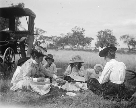 State Library Of Victoria, Victorian Life, Portrait Vintage, Vintage Picnic, Picnic Time, Edwardian Era, A Picnic, Vintage Portraits, Beach Picnic