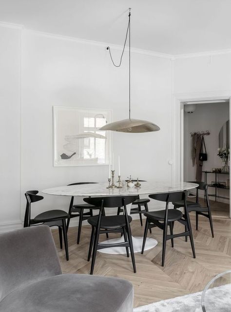 photography Saarinen Tulip Table, Saarinen Dining Table, Monochrome Interior, Tulip Table, Style Deco, Dining Room Inspiration, Dining Room Design, Apartment Design, Interior Inspo