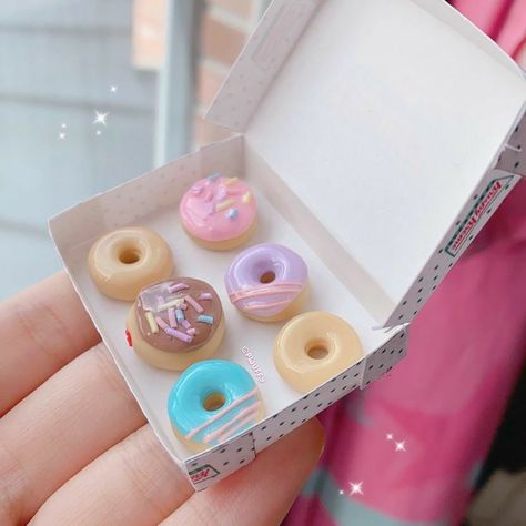 Donut Box, Clay Magnets, Diy Air Dry Clay, Clay Diy Projects, Tanah Liat, Clay Crafts Air Dry, Krispy Kreme, Polymer Clay Diy, Cute Polymer Clay