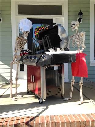 Diy Halloween Porch, Porche Halloween, Cheap Halloween Diy, Easy Couples Costumes, Outside Halloween Decorations, House Decorating Ideas, Costumes Funny, Couples Decor, Halloween Outside