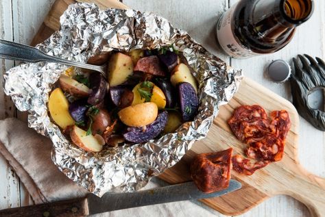 grilled-potato-chorizo-salad Recipes For Camping, Campfire Foods, Camp Recipes, Herbed Potatoes, Camping Foods, Campfire Recipes, Grilled Recipes, Dinner Catering, Foil Packs