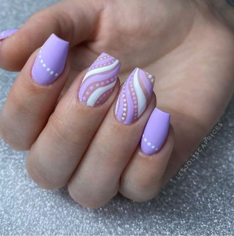 Ongles violets pastels avec nail art délicat blanc pour une manucure parfaite pour le printemps-été 2022 avec les couleurs @PassioneOngles Ongles Violet Pastel, Nail Art Mauve, Ongles Gel Violet, Deco Nails, Violet Nails, Violet Pastel, Elegant Nails, Uv Led, Swirl