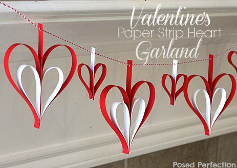 DIY Valentine's Garland Saint Valentin Diy, Valentines Bricolage, Diy Valentine's Day Decorations, Happy Hearts Day, Diy Valentines Decorations, Valentine Projects, Heart Garland, Paper Hearts, Valentine Fun