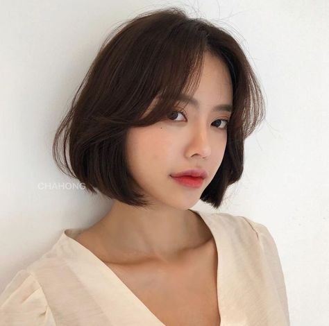 Asian Bob With Curtain Bangs, Short Length Bob With Layers, Short Asian Hair With Bangs, Short French Bob Thick Hair, Haircut Ideas Trendy, Sleek Short Hair, Hairstyle Ideas Easy, Korean Short Hair, Hair Color Streaks