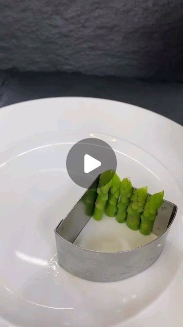 Fish Plating Ideas Presentation, Plating Ideas Appetizers, Fish Plating Presentation, Scallop Appetizer Recipes, Plating Ideas Main Course, Scallop Plating, Asparagus Plating, Creative Food Presentation Ideas, Gourmet Dinner Ideas