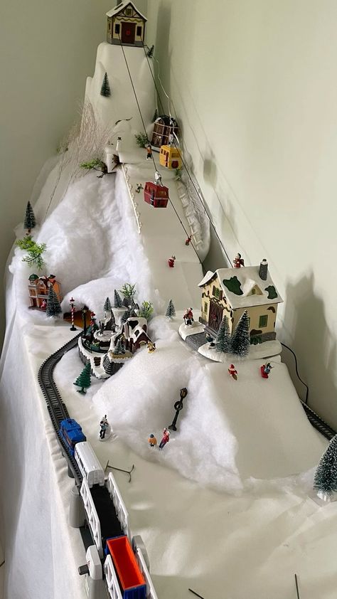 Train Village Ideas, Christmas Village Ski Slope, Xmas Village Diy, Christmas Village Ski Slope Diy, Christmas Village Ideas Diy, Christmas Village Set Up Ideas, Christmas Village Ideas, Christmas Village Diy, Mini Christmas Village