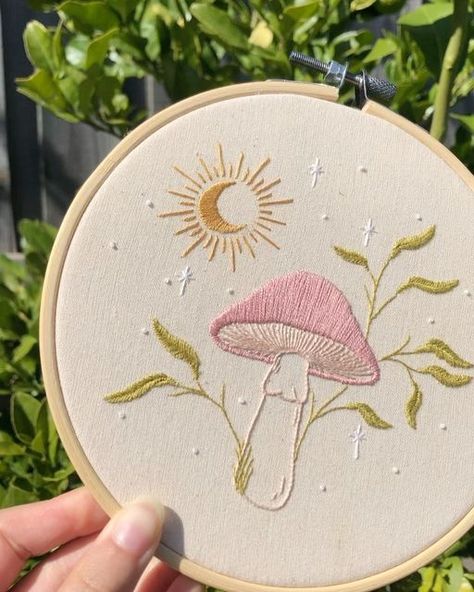 Embroidery Patterns Mushrooms, Easy Mushroom Embroidery, Simple Mushroom Embroidery, Mushroom Embroidery Designs, Small Embroidery Designs Simple, Embroidery Easy Designs, Beginner Embroidery Ideas, Easy Beginner Embroidery Pattern, Waldorf Embroidery