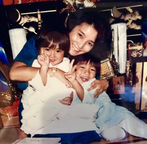 Cute Childhood Pictures, Rich Asian Family Aesthetic, Asian Household Aesthetic, Asian Family Aesthetic, Japanese Childhood, Fish Tank Film, Western Family Photos, Asian Mother, Daughter Photo Ideas