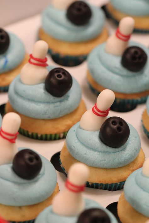 Bowling Party Cupcakes, Name Cupcakes, Bowling Party Themes, Bowling Party Favors, Bowling Cake, Bowling Birthday Party, Birthday Party Cups, Bowling Party, Bday Party Theme