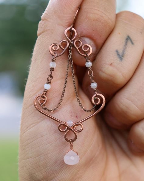 Copper x Rose Quartz Chandelier Earrings This was my first time making a design like this and I absolutely love how it turned out! They look very antique to me in an old way if that makes sense…🤣 You can find these earrings listed on my website with over a hundred other times I have on there!🫶🏼 • • • • • • #crystalearrings #crystaljewelry #wirewrappingjewelry #copperjewelry #copperwirejewelry #wireweaving #crystalearrings #rosequartzjewelry #rosequartzearrings #chandelierearrings #handmade... Quartz Chandelier, Bridesmaids Earrings, Rose Quartz Jewelry, Wire Jewelry Designs, Rose Quartz Earrings, Basic Jewelry, Ocean Jewelry, Handmade Jewelry Tutorials, Earring Ideas