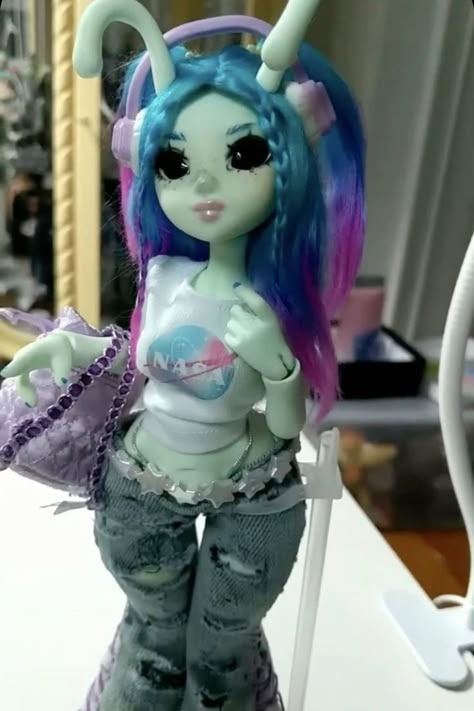 monster high aesthetic Custom Monster High Dolls, Fantasy Art Dolls, Doll Repaint, Dessin Adorable, Monster High Dolls, Pretty Dolls, Cute Art Styles, Ooak Dolls, Custom Dolls