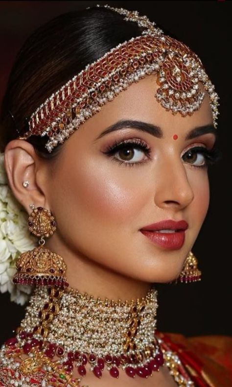 Indian Makeup Look, Ethnic Makeup, Bride Makeup Natural, Hair Accessories For Brides, Latest Bridal Makeup, Smokey Eyes Makeup, Indian Makeup Looks, No Makeup Look, Dusky Skin