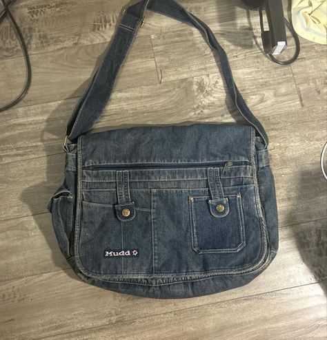 Tas Denim, Jean Bag, Diy Messenger Bag, Inside My Bag, Cute Backpacks, Jeans Bag, Pretty Bags, Denim Bag, Day Bag