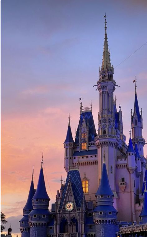 Disney Castle Aesthetic, Disneyland Castle, Disney Movies To Watch, Disney Background, Cute Disney Pictures, Disney Orlando, Disney Day, Disney Aesthetic, Disney Castle