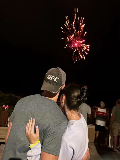 Cute Firework Pictures With Boyfriend, Couples Fireworks Pictures, Aesthetic 4th Of July Pics, Couple 4th Of July Pictures, 4th Of July Pictures With Boyfriend, Fireworks With Boyfriend, Fourth Of July Couple Pictures, 4th Of July Couple, Fourth Of July Aesthetic