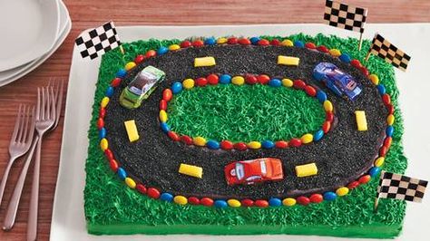 Racetrack Sheet Cake Cake With Cars, Race Track Cake, Chocolate Car, Bolo Hot Wheels, 4de Verjaardag, Race Car Cakes, Betty Crocker Cake, Cars Birthday Cake, Cars Cake