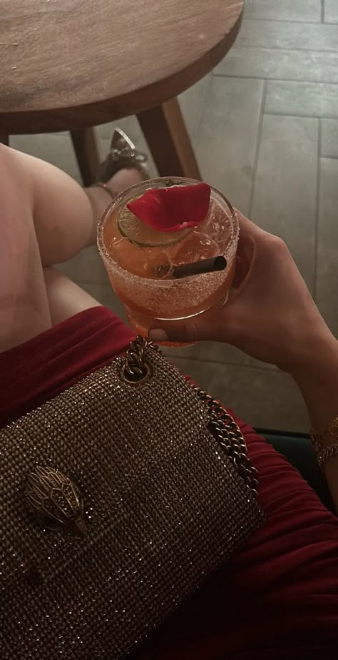 Buchifresa Aesthetic, Pretty Alcoholic Drinks, Brown Acrylic Nails, Alcohol Party, Cute Relationship Photos, Luxury Lifestyle Dreams, Acrylic Nails Coffin Short, Future Lifestyle, Poses For Photos