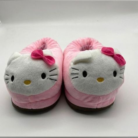 Winter Shoes 2023, Hello Kitty Slippers, Minnie Mouse Birthday Decorations, Hello Kitty Bedroom, Matching Outfits Best Friend, Hello Kitty Shoes, Kitty Clothes, Hello Kitty Clothes, Pink Slippers