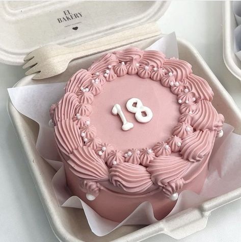 Bento Cake Design 18th Birthday, Bento Cake 18th Birthday, Bento Cake Pink, Pink Bento Cake, 18th Birthday Cake Aesthetic, Bento Cake Aesthetic, Party Ideas Decoration, Lunchbox Cake, 19th Birthday Cakes