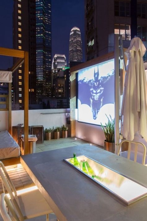 This rooftop theater in Hong Kong that would make even the worst movie seem Oscar-worthy: Apartment Rooftop, Design Per Patio, Roof Terrace Design, Terrasse Design, Outdoor Movie Screen, Rooftop Terrace Design, Rooftop Design, Balcony Deck, Rooftop Patio