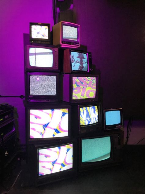 Stacked Tvs Aesthetic, Mtv Backgrounds, Old Tv Art Installation, 80s Stage Design, Vintage Tv Room, Box Tv Aesthetic, Tv Astethic, Vintage Tv Aesthetic, Game Show Aesthetic