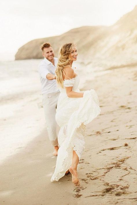 Beach Wedding Pics, Engagement Pictures Beach, Couples Beach Photography, Wedding Photography Bridal Party, Wedding Fotos, Wedding Photography Checklist, Engagement Pictures Poses, Walk On The Beach, Pose Fotografi