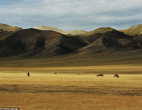 Asia Landscape Photography, Western Landscape Photography, Mongolia Landscape, Sublime Landscape, Brown Mountains, Vast Landscape, Western Landscape, Landscape Photography Tips, Mountains Landscape