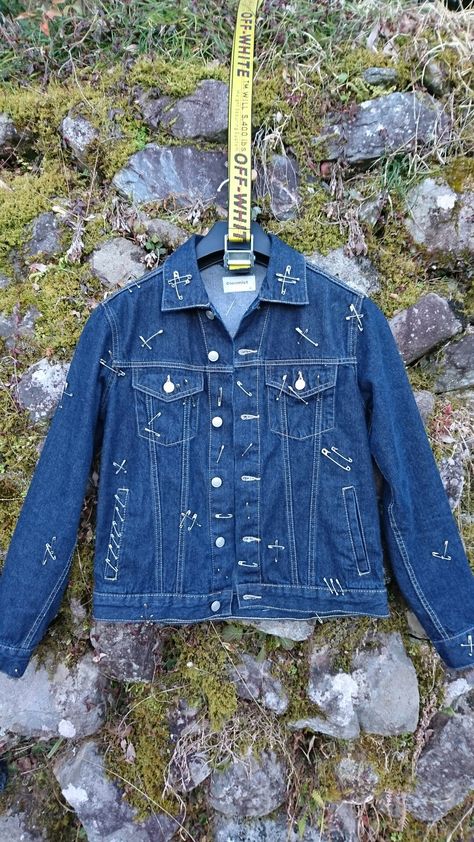 Safety Pin Jacket, Patches Clothing, Rock Jeans, Denim Clothing, Denim Day, Denim Crafts, Safety Pins, Cosplay Ideas, Denim Outfit