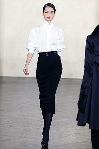 Ralph Lauren Fall 2007 Ready-to-Wear Fashion Show - Valentina Zelyaeva Ralph Lauren Fall, Black And White Outfit, Work Style, Black White Fashion, 가을 패션, Look Vintage, White Shirts, High Waisted Trousers, Work Attire