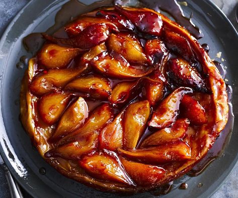 Tarte Tatin is a classic upside down French pastry which works just as well with sweet, caramelised pears as it does as an apple tarte Tatin. Pear Tarte, Pear Tarte Tatin, Pear Dessert Recipes, Tarte Tatin Recipe, Raspberry Bread, Apple Tarte, Crostata Recipe, Pear And Almond Cake, Pear Crumble