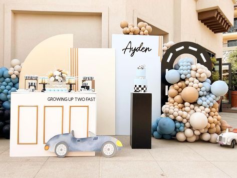 HAPPY FRIDAY FRIENDS! Last look of this modern vintage race car set up. @vbhakhri thank you for letting me be a part of your son’s… | Instagram Vintage Race Car Party, Vintage Car Birthday, Boy Party Decorations, Bday Party Kids, Race Car Themes, Boys First Birthday Party Ideas, Baby Birthday Decorations, Car Themed Parties