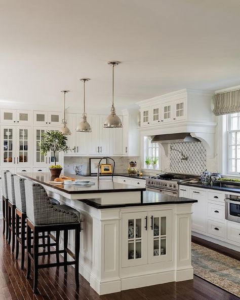 One Kindesign Dream Homes, Two Level Kitchen Island, Marina Rust, American Kitchen Design, New England Kitchen, Ivory Kitchen, Glass Cabinets, Interior Design Per La Casa, Upholstery Tacks