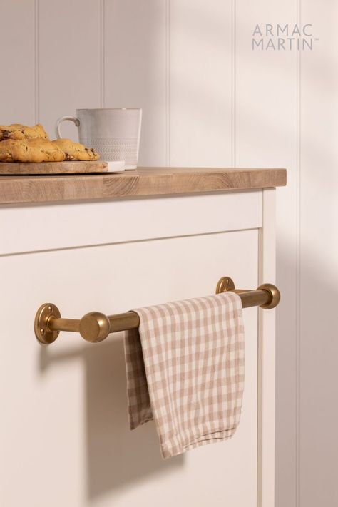 Introducing our versatile brass kitchen rail, the perfect solution for stylish kitchen storage. Ideal for kitchen utensils, coffee mugs, pots, pans, kitchen towels and more! Brass Rail Kitchen, Cotswold Kitchen, Kitchen Towel Rail, Cabinet Handles Kitchen, Neptune Kitchen, Hardware For Cabinets, Brass Rail, Kitchen Rails, Utility Room Ideas