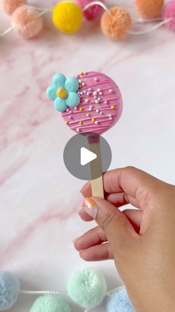 Precious Simons on Instagram: "🩵🩷 it’s giving 90s Barbie, Polly pocket vibes and I ain’t mad at it! I’m realizing my aesthetics haven’t changed since 3rd 😂 Golden Oreo pop topped with @wiltoncakes nonpareils and @bakerybling royal icing flower @stoverandcompany eleven o one white deluxe chocolate @colour.mill Candy with Hot Pink drizzle use code PRECIOUS10 to save on your orders! #oreopop #goldenoreo #oreopops #barbie #pollypocket #barbieparty #90svibes #lisafrankaesthetic #bakedbyprecious #cutetreats #easytreats #pinkparty #girlspartyideas #barbieparty" Fancy Cake Pops, Oreo Cake Pops, Golden Oreo, Royal Icing Flowers, Icing Flowers, Oreo Pops, Cookie Pops, Barbie Cake, Cookie Time