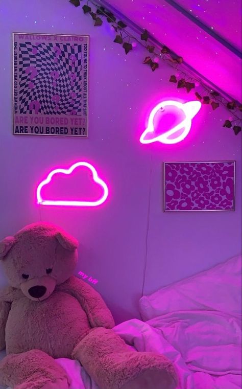 Light Up Room Decor, Cute Purple Room Decor, Pink And Purple Aesthetic Room, Pink Aesthetic Bed, Pink Bed Ideas, Purple Room Decor Ideas Bedrooms, Aesthetic Purple Room, Teen Room Inspiration, Purple Aesthetic Room