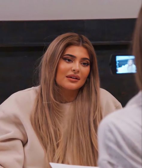 Kylie Jenner Light Hair, Kylie Jenner Updo Hairstyles, Kylie Blonde Hair, Kylie Jenner Hair Brown, Red Burgandy Hair, Kylie Jenner Hair Extensions, Kylie Jenner Red Hair, Kylie Jenner Hairstyles, Kylie Jenner Blonde