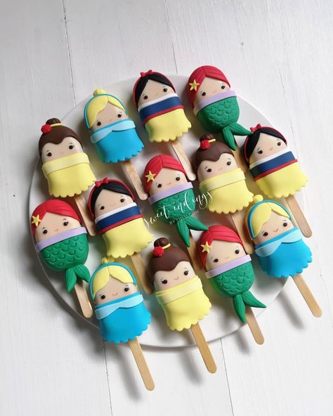 Princess Cakesicles, Fancy Cake Pops, Cakesicles Ideas, No Bake Cake Pops, Popsicles Cake, Ice Cream Cake Pops, Disney Desserts, Mango Cake, Birthday Cake Pops