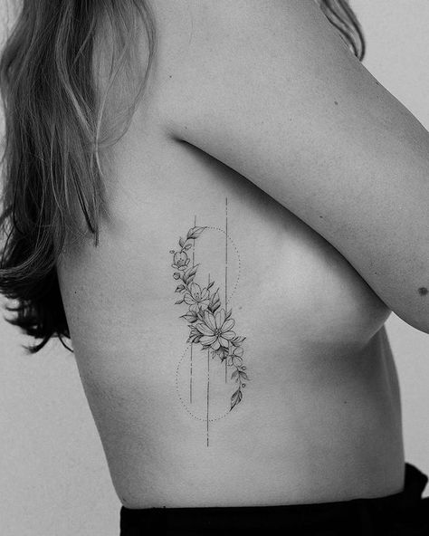 Small Rib Tattoos, Side Tattoos Women, Rib Tattoos For Women, Waist Tattoos, Side Tattoos, Makijaż Smokey Eye, An Arrow, Dainty Tattoos, Spine Tattoos