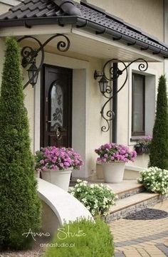 House Front Door Design, Flower Containers, Home Entrance, Diy Deco, Casas Coloniales, Spanish Style Homes, House Front Door, House Outside Design, Front Porch Decorating