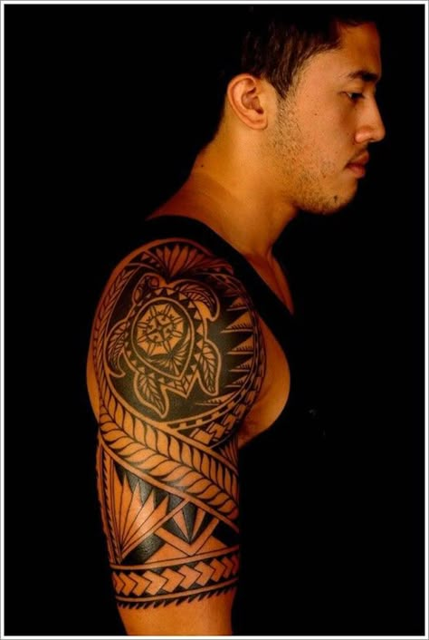 ein mann mit einem schwarzen großen maori tattoo arm mit einer schildkröte und mit einem compass, tattoo arm mann African Warrior Tattoos, Koru Tattoo, Tato Maori, Mayan Tattoos, Turtle Tattoo Designs, Maori Tattoos, Polynesian Tattoos, Polynesian Tattoo Designs, Maori Tattoo Designs