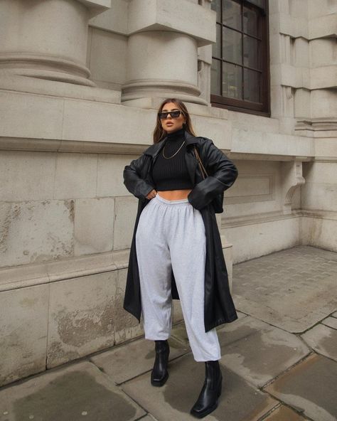 Ellie Beatrice Joslin on Instagram: “Trench, joggers and boots combo. It might not be for everyone, but it is for me.” Grey Track Pants Outfit, Joggers And Boots, Ny Streetwear, Styling Joggers, Styling Turtlenecks, Ellie Beatrice Joslin, Grey Track Pants, Styling Jackets, Track Pants Outfit