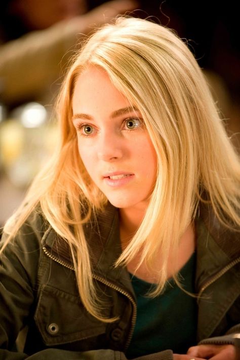 AnnaSophia Robb Pjo Fancast, Beach Style Outfit, Gossip Girl Fashion Blair, Annasophia Robb, Mary Elizabeth Winstead, Gossip Girl, Celebrities Female, Beauty Women, Straight Hairstyles